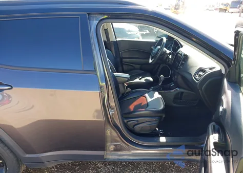 2019 Jeep Compass Altitude Fwd z USA, uszkodzony, nr VIN 3C4NJCBB2KT715726